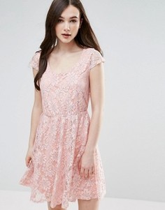 Кружевное короткое приталенное платье Pussycat London - Розовый