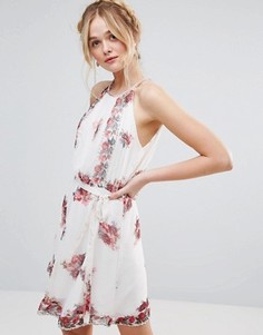 Короткое приталенное платье с цветочным принтом и поясом Rd & Koko - Белый