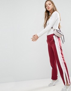Прямые спортивные брюки с полосками по бокам ASOS - Красный