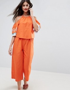 Хлопковый комбинезон с открытыми плечами и вышивкой ASOS - Оранжевый