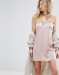 Атласное платье-комбинация с кружевной отделкой Honey Punch - Розовый