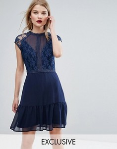 Платье мини с контрастным кружевом и баской Elise Ryan - Темно-синий