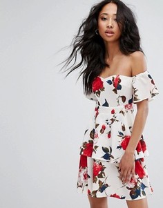 Платье с оборкой, широким вырезом и цветочным принтом PrettyLittleThing - Белый