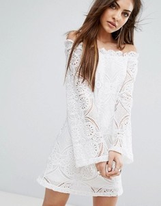 Кружевное платье-трапеция с широким вырезом PrettyLittleThing - Белый
