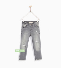 Джинсы с разрывами и асимметричным низом Zara