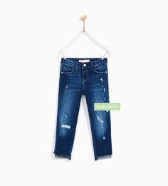 Джинсы с разрывами и асимметричным низом Zara