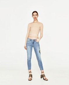 Джинсы со средней посадкой и вышивкой Zara