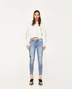 Джинсы со средней посадкой и цветочной вышивкой Zara