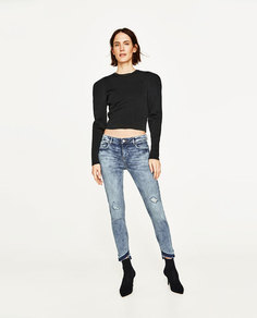 Джинсы со средней посадкой и асимметричным низом Zara