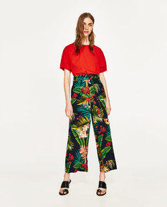 Брюки с тропическим принтом и поясом Zara