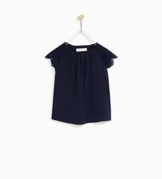 Футболка с деталями из гипюра на плечах Zara