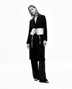 Пальто с фигурным воротником-стойкой Zara