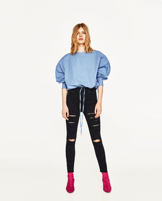 Джинсы с высокой посадкой и разрывами Zara