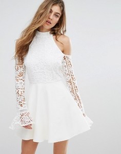 Короткое приталенное платье с кружевными рукавами и открытыми плечами Missguided - Белый