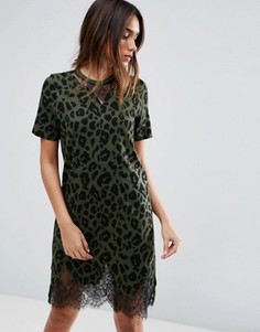 Платье-футболка с леопардовым принтом и кружевными вставками ASOS - Зеленый