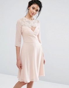 Кружевное платье миди с вырезом в форме сердца и рукавами 3/4 Elise Ryan - Розовый