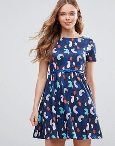 Короткое приталенное платье с поясом и принтом Yumi - Темно-синий