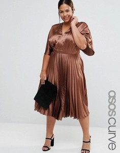 Атласное платье-туника миди с плиссировкой ASOS CURVE - Коричневый