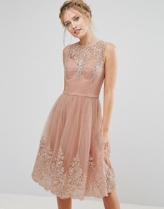 Премиум‑платье миди с кружевом и фигурными краями Chi Chi London - Розовый