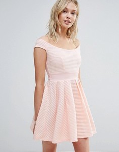 Короткое приталенное платье с открытыми плечами Wal G - Розовый