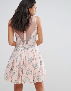 Короткое приталенное платье с цветочным принтом QED London - Розовый