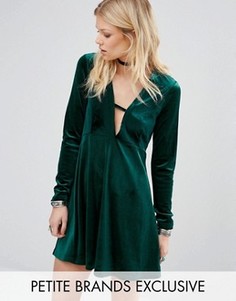 Бархатное приталенное платье с декольте и длинными рукавами Glamorous Petite - Зеленый