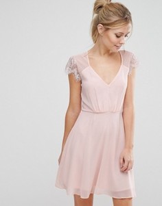 Короткое приталенное кружевное платье Elise Ryan - Розовый