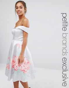 Атласное платье для выпускного с цветочной отделкой Chi Chi London Petite - Серый
