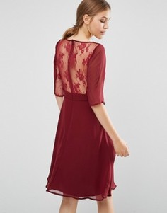 Платье миди с кружевными рукавами и спинкой Elise Ryan - Красный