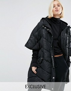 Дутая куртка-кейп в стиле oversize с капюшоном и однотонным леопардовым принтом Puffa - Черный