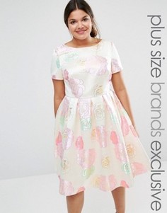 Приталенное платье с принтом роз Chi Chi London Plus - Мульти