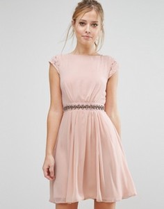 Короткое приталенное платье с отделкой и кружевной спинкой Elise Ryan - Розовый
