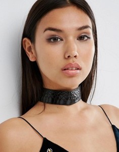 Короткое ожерелье с принтом под змеиную кожу ASOS - Черный