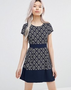 Короткое приталенное платье с геометрическим принтом Wal G - Темно-синий