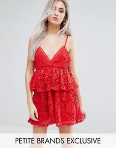 Кружевное платье на бретелях с баской Missguided Petite - Красный