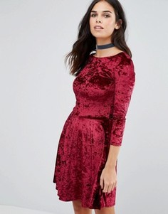 Бархатное приталенное платье с рукавами 3/4 Club L - Красный