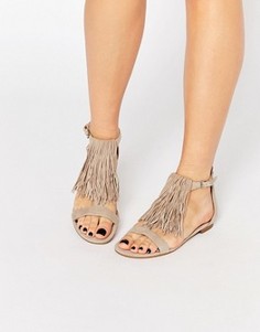 Замшевые сандалии телесного цвета с бахромой Kendall & Kylie Tessa - Бежевый