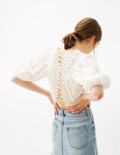 Укороченная блуза из ткани с вышивкой «ришелье» Bershka