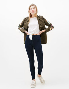 Футболка с узлом спереди Bershka