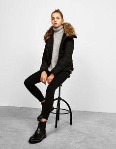 Нейлоновая куртка с отстегивающимся меховым воротником Bershka