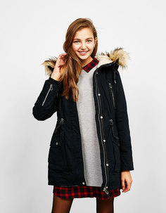 Атласная парка с отстегивающимся меховым капюшоном Bershka