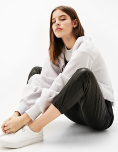 Джоггеры из искусственной кожи Bershka