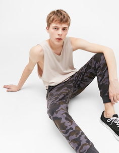 Брюки с камуфляжным принтом Bershka