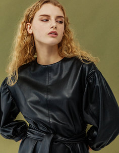 Платье из искусственной кожи с объемными рукавами и поясом Bershka