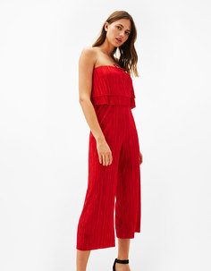 Комбинезон с плиссировкой, открытыми плечами и воланами Bershka