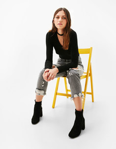 Футболка с v-образным вырезом Bershka