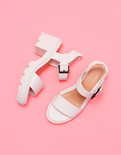 Босоножки на платформе и среднем каблуке. Bershka