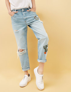 Джинсы просторного покроя с вышитым кактусом Bershka