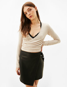 Укороченный свитер с запáхом Bershka