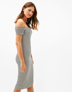 Трикотажное платье с открытыми плечами Bershka